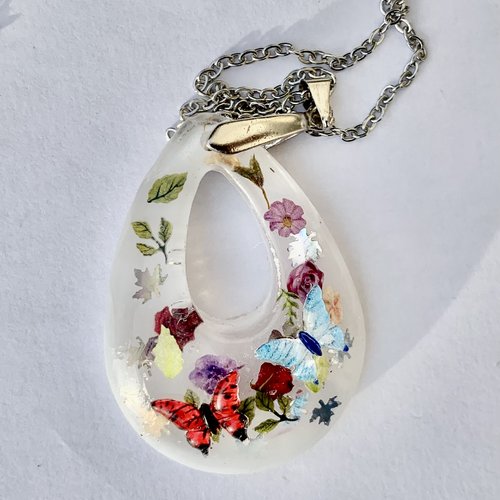 Pendentif goutte en résine blanc fleurs et papillon