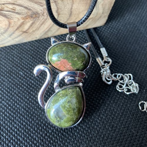 Collier avec chat en pierre naturelle