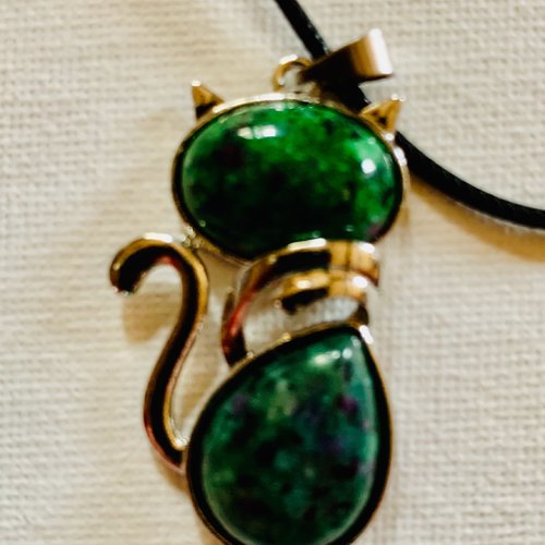 Collier avec chat en pierre naturelle