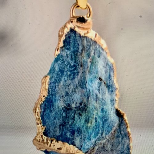 Pendentif en pierre naturelle bleue et or