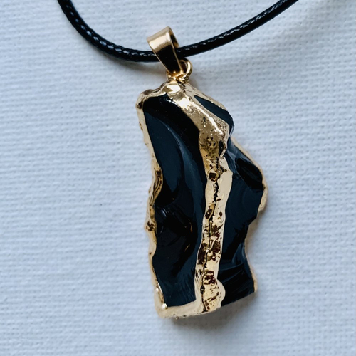 Pendentif en pierre naturelle noire et or