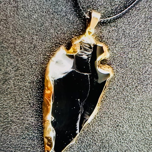 Pendentif en pierre naturelle noire et or