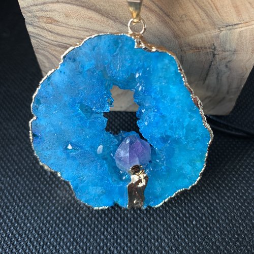 Pendentif en pierre naturelle ( agathe ) bleue et or et amethyste