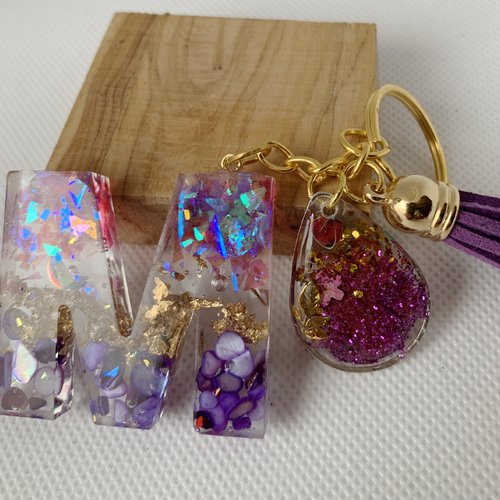 Bijoux de sac , porte clé alphabet  lettre m en resine