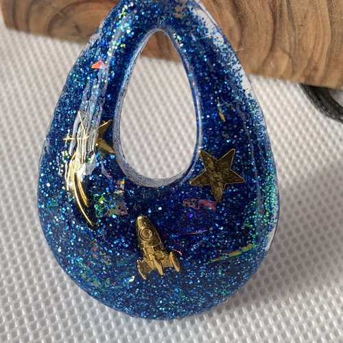 Pendentif en resine en forme de goutte tons bleus