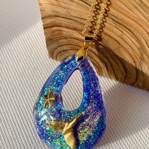 Pendentif en resine en forme de goutte tons bleu/or