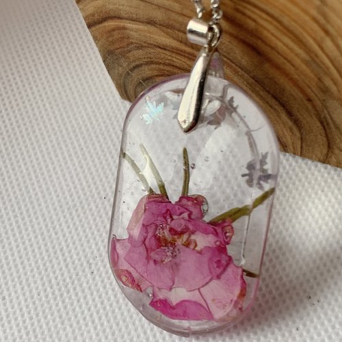 Pendentif en resine et fleur veritable