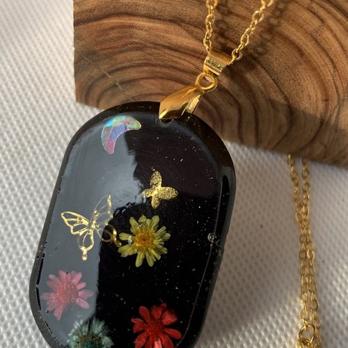 Pendentif  fleuri en resine sur  fond noir