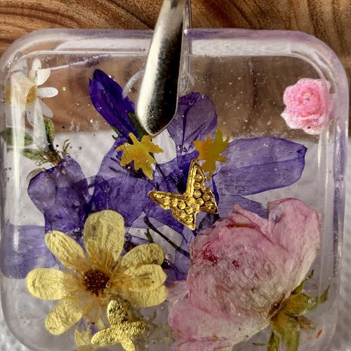 Pendentif en resine et fleur veritable