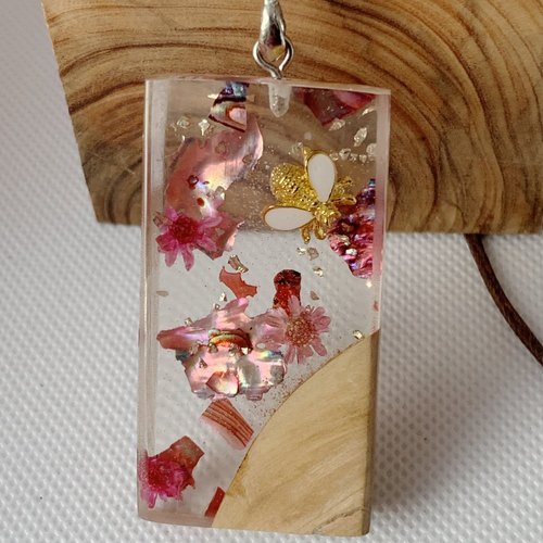 Pendentif en resine et bois  , fleurs abeille,