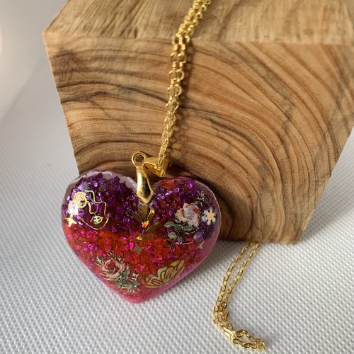 Collier avec pendentif en resine ( coeur)