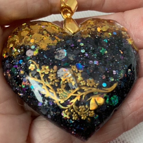 Collier en resine  avec pendentif ( coeur)fond noir