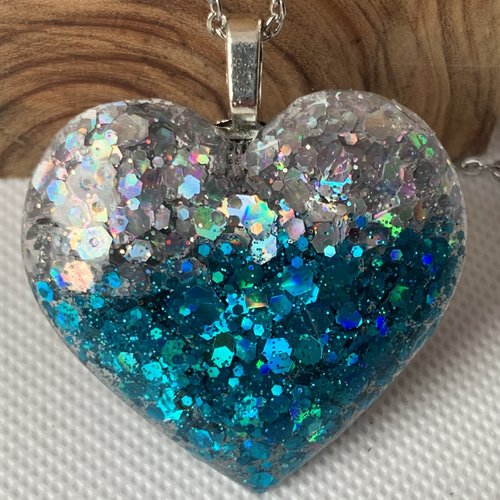 Collier avec pendentif en resine ( coeur)