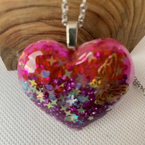 Collier avec pendentif en resine ( coeur)