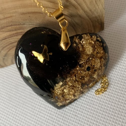 Collier avec pendentif en resine ( coeur) fond noir