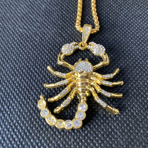 Pendentif en plaqué or " scorpion"