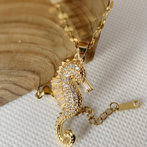 Pendentif  ras de cou en plaqué or  " hippocampe'"