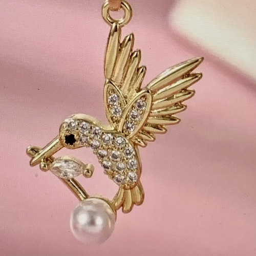 Colibri sur pendentif  ras de cou en plaqué or