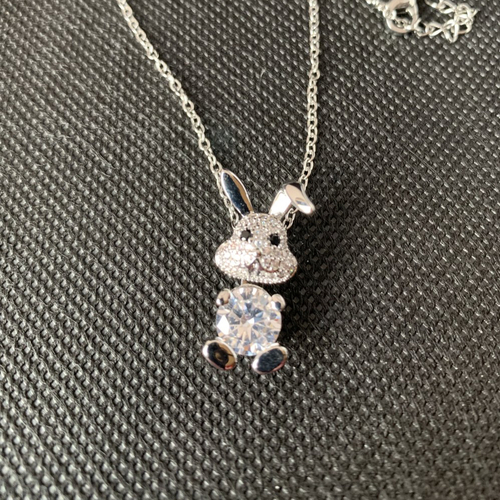 Lapin sur pendentif  ras de cou  argenté