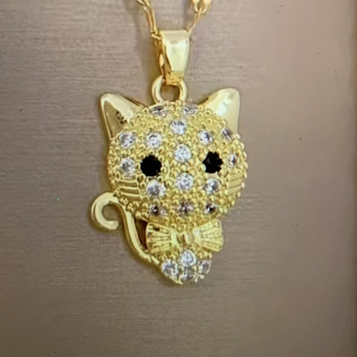 Chat sur pendentif  ras de cou  plaqué or