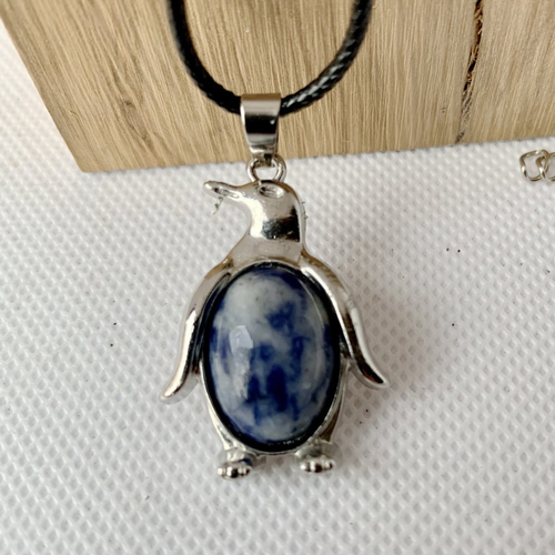 Pendentif avec pingouin en pierre naturelle