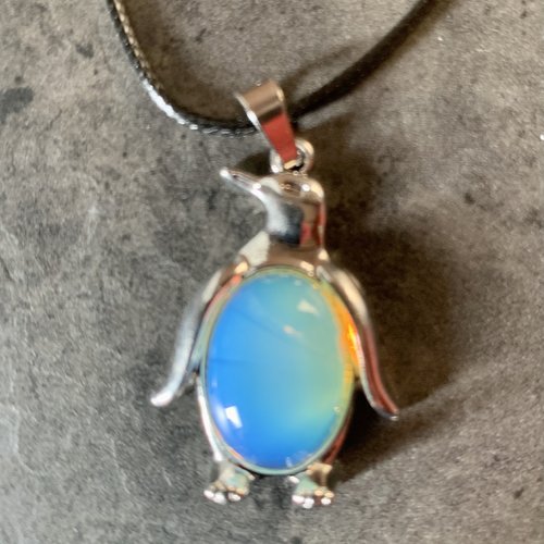Pendentif avec pingouin en pierre naturelle