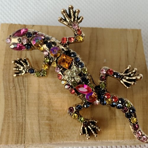 Beau gecko monté sur broche , plaqué or et strass