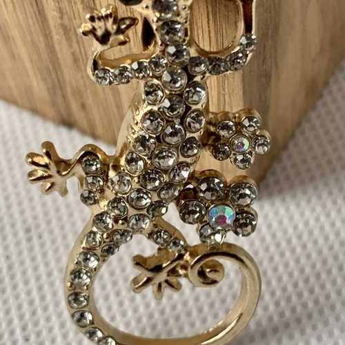Gecko monté sur broche , plaqué or et strass