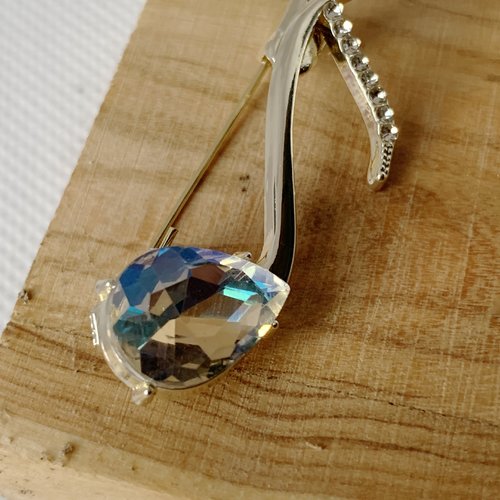 Note de musique   monté sur broche , plaqué or et strass