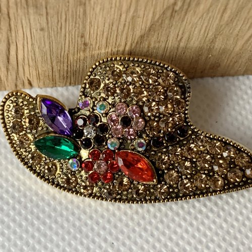 Joli chapeau monté sur broche , plaqué or et strass