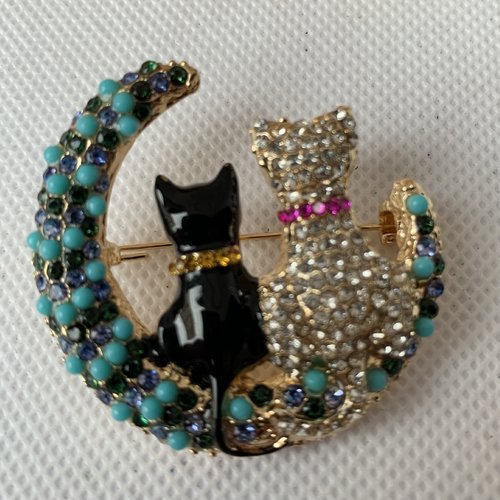 2 chats  monté sur broche , plaqué ,perles  et strass