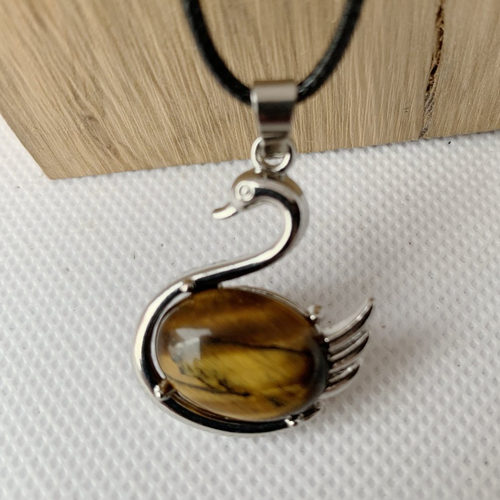 Pendentif avec cigne en pierre naturelle(oeil de tigre)