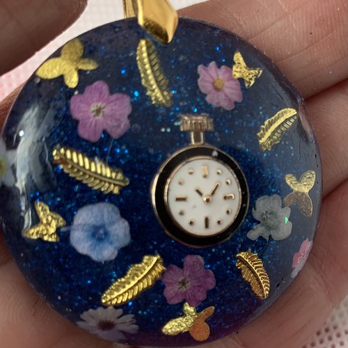 Pendentif  en resine  bleue , fleurs, papillons, horloge