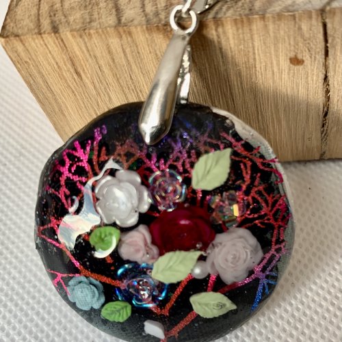 Pendentif  en resine  , bouquet de roses sur fond noir