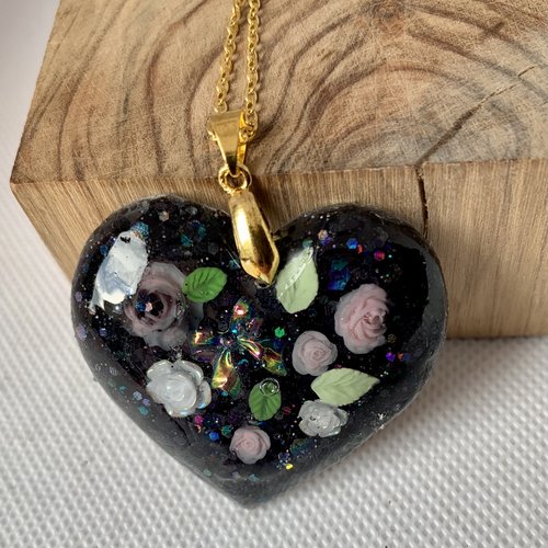 Pendentif  en resine  , coeur avec  roses sur fond noir