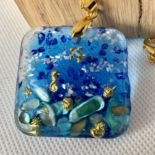 Pendentif  en resine  fonds marins