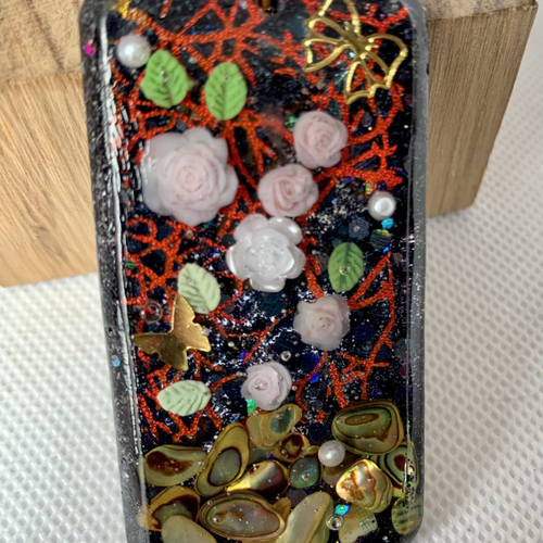 Pendentif   long , en resine  , bouquet de roses sur fond noir