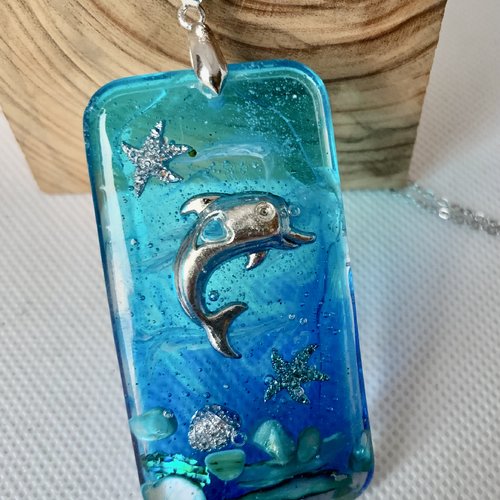 Pendentif   long , en resine  , fonds marins,