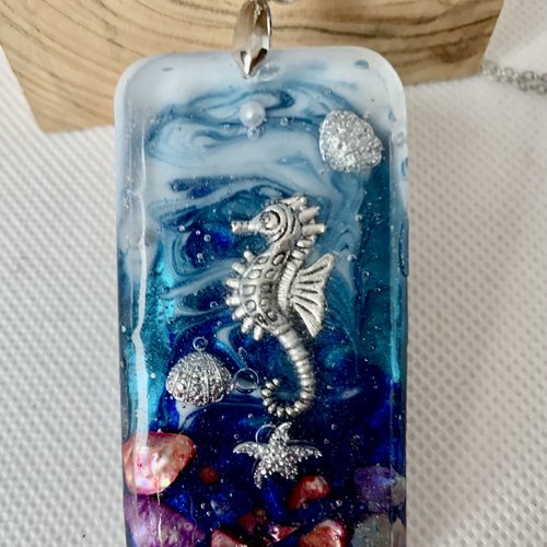 Pendentif   long , en resine  , fonds marins, hippocampe