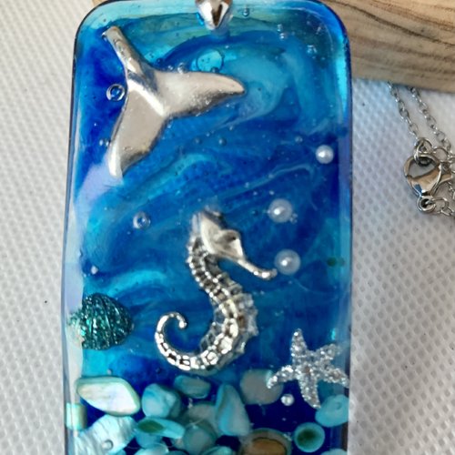 Pendentif   long , en resine  , fonds marins, hippocampe