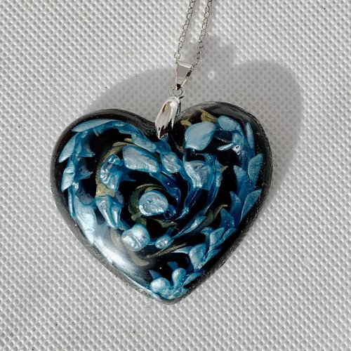 Pendentif  en resine  ,coeur decor abstrait sur fond noir