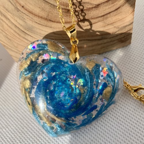 Pendentif  en resine  ,coeur decor abstrait , tons bleu/or