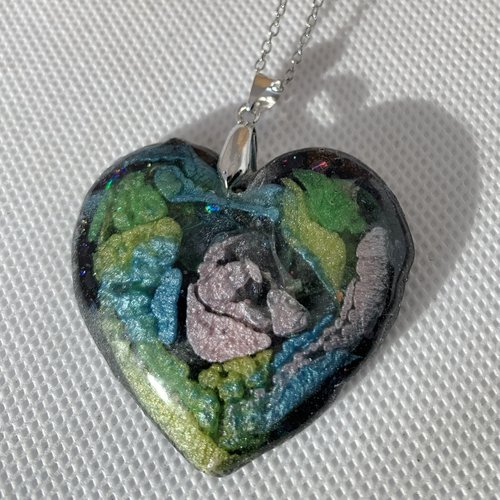 Pendentif  en resine  ,coeur decor abstrait , tons vert et rose sur fond noir