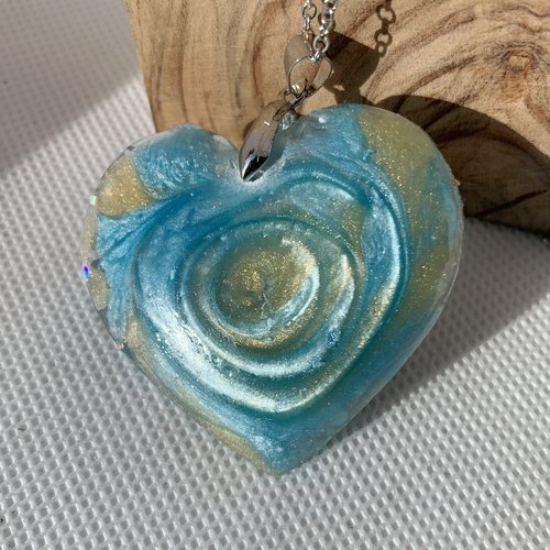Pendentif  en resine  ,coeur decor abstrait , tons bleuet or