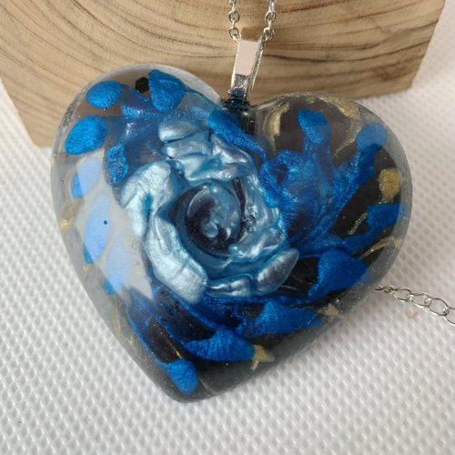 Collier avec pendentif  en resine decor abstrait  bleu sur fond noir