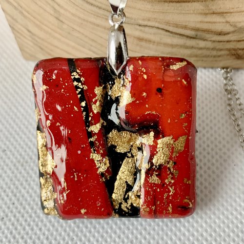 Pendentif en argile polymere et resine