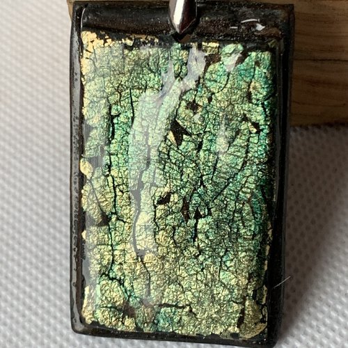 Pendentif en argile polymere et resine