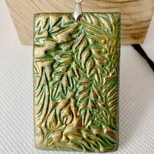 Pendentif en argile polymere et resine