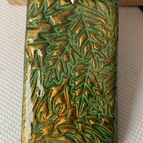 Pendentif en argile polymere et resine, texture feuillage