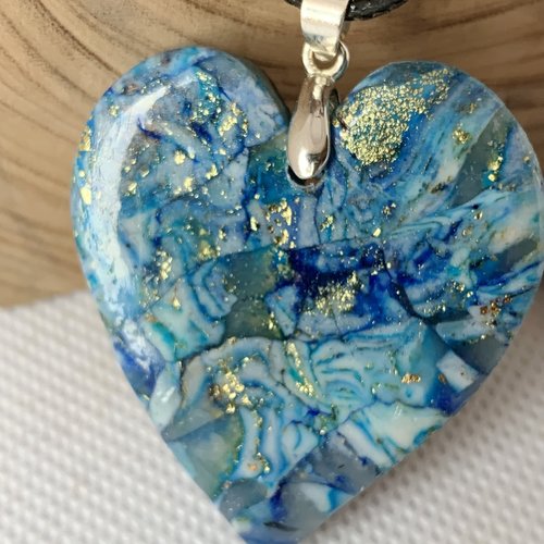 Collier avec coeur en pendentif,   en argile polymere et resine decor abstrait  bleu /or